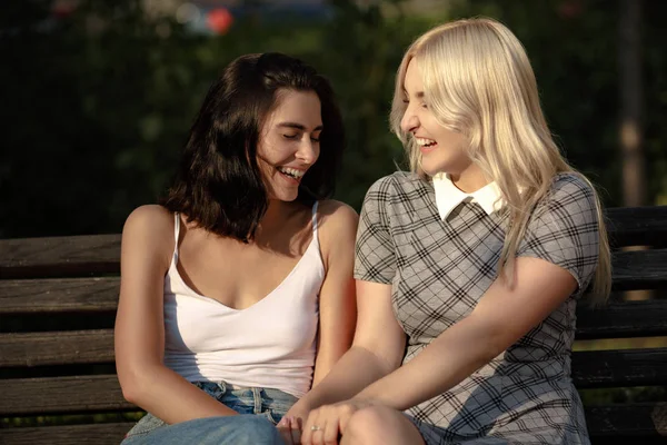 Lesbianas pareja juntos al aire libre —  Fotos de Stock