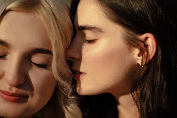 Närbild av lesbisk par omfamnande — Stockfoto