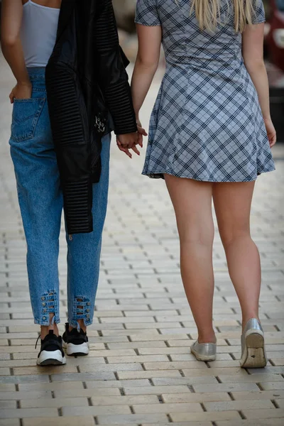Freundinnen halten Händchen und gehen — Stockfoto