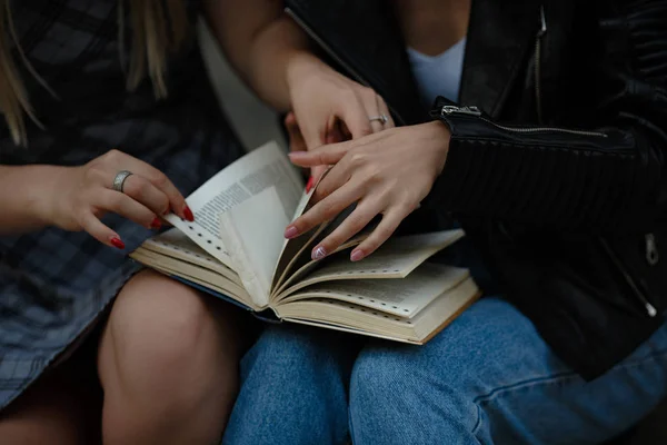 Nettes lesbisches Paar liest zusammen — Stockfoto
