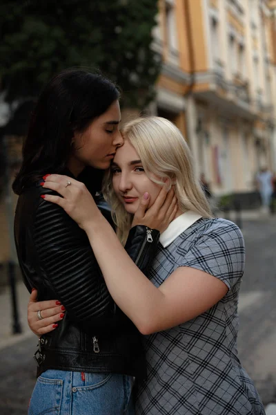 Retrato de una joven pareja lesbiana cariñosa — Foto de Stock