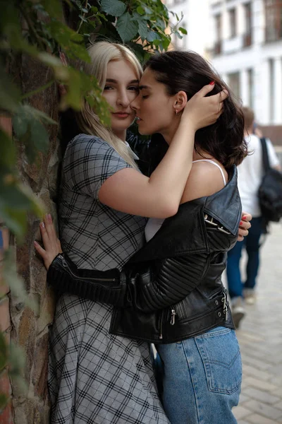 Feliz positivo atractivo lesbianas pareja —  Fotos de Stock