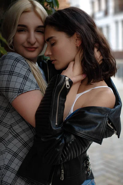 Heureux positif attrayant lesbienne couple — Photo