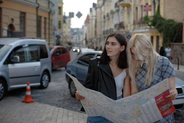 Dvě půvabné veselé ženy jdou s mapou — Stock fotografie