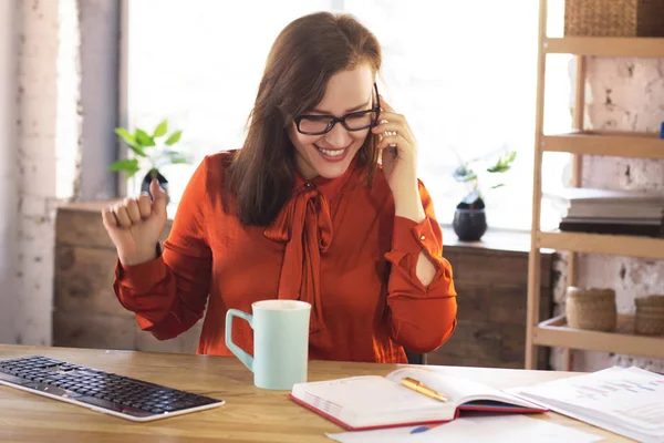 Assistant de bureau parlant au téléphone . — Photo