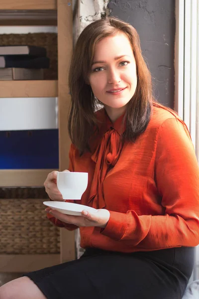 Geschäftsfrau trinkt Kaffee im Büro. — Stockfoto