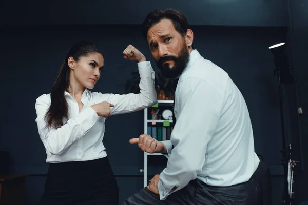 Oamenii de afaceri care arată mușchi în birou — Fotografie, imagine de stoc