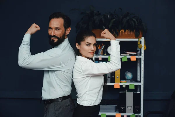 사무실에서 근육을 보여주는 기업 들 — 스톡 사진