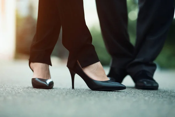 Gros plan des hommes et des femmes d'affaires jambes à l'extérieur — Photo