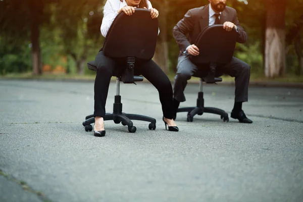 Geschäftsleute rasen auf Bürostühlen — Stockfoto