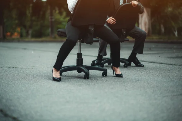 Empresarios que compiten en sillas de oficina — Foto de Stock
