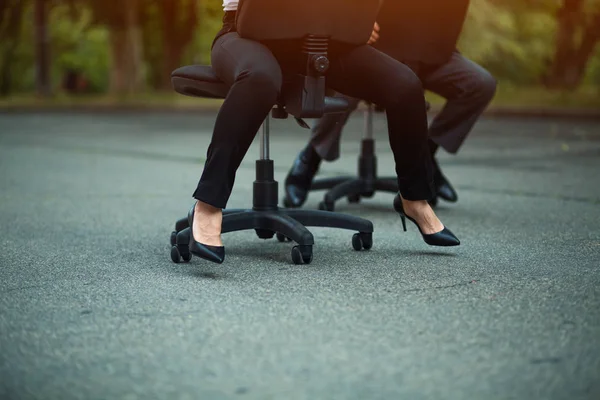 Geschäftsleute rasen auf Bürostühlen — Stockfoto