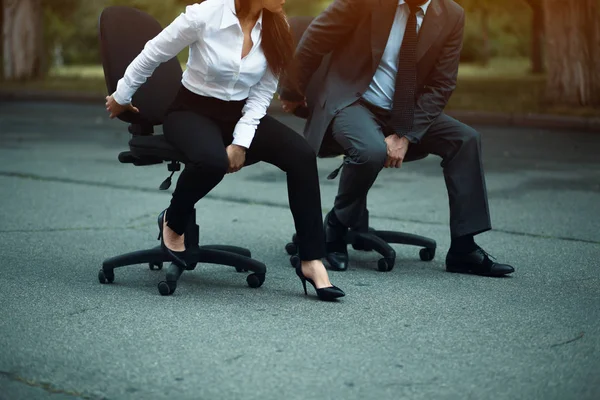 Geschäftsleute rasen auf Bürostühlen — Stockfoto