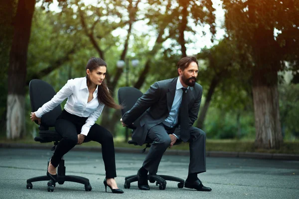 Empresários que têm corridas em cadeiras de escritório — Fotografia de Stock