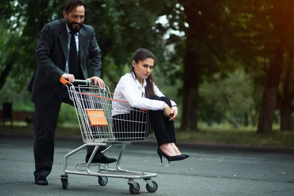 Mulher de negócios sentado no carrinho — Fotografia de Stock