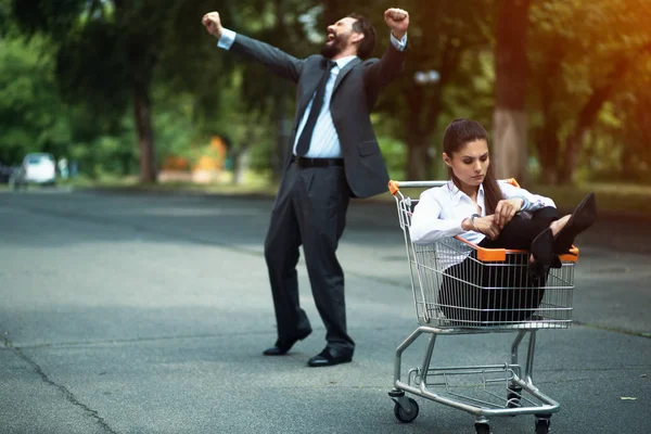 Mujer de negocios sentada en el carro —  Fotos de Stock