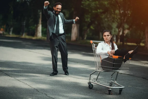 Mulher de negócios sentado no carrinho — Fotografia de Stock