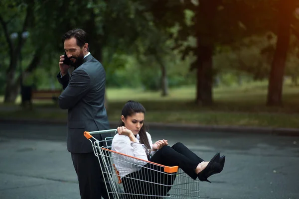 Geschäftsfrau sitzt im Einkaufswagen — Stockfoto