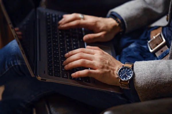 Person tippt in einem Büro auf einem modernen Laptop — Stockfoto