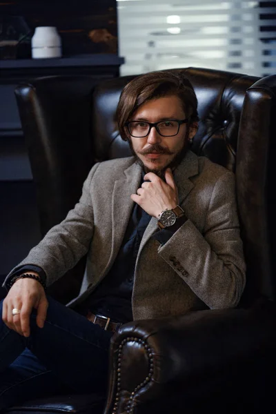 Portret van een man zittend in een stoel — Stockfoto