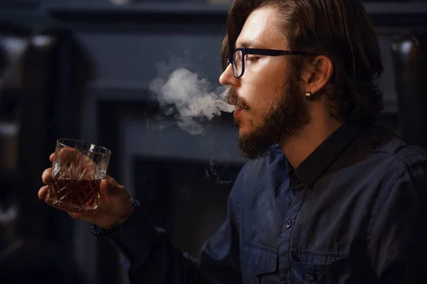 Homem fumador bebendo uísque — Fotografia de Stock