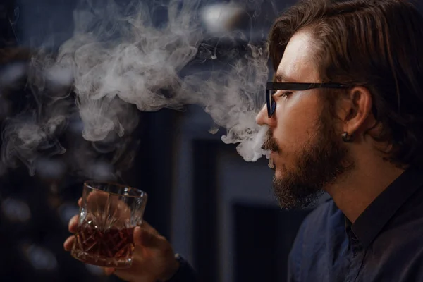 ウィスキーを飲みながらの喫煙男性 — ストック写真