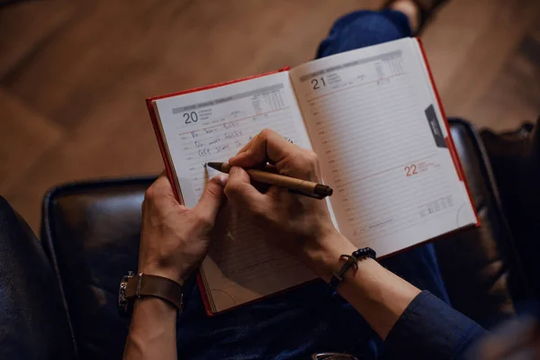 Homem tomando notas em um caderno — Fotografia de Stock