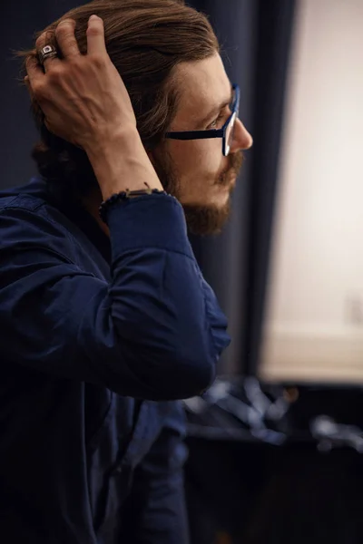 Mann glättet seine Haare — Stockfoto