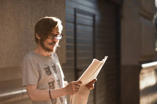 Homem lendo um jornal na rua — Fotografia de Stock