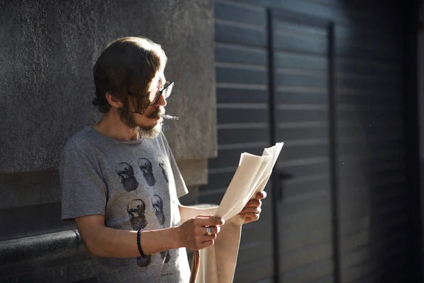 Muž čte noviny na ulici — Stock fotografie