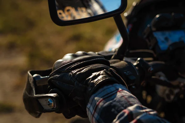 Close-up view on hands on handlebars — Stock Photo, Image