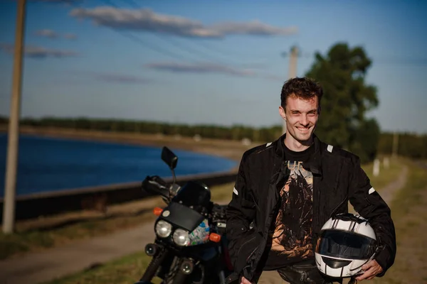 Biker mit Helm — Stockfoto