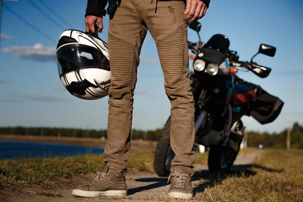 Fechar vista sobre as pernas motociclistas a partir da frente — Fotografia de Stock