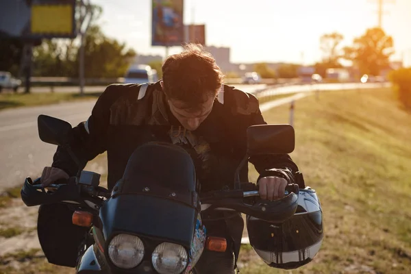 Konsantre motorcu arabasını başlar — Stok fotoğraf