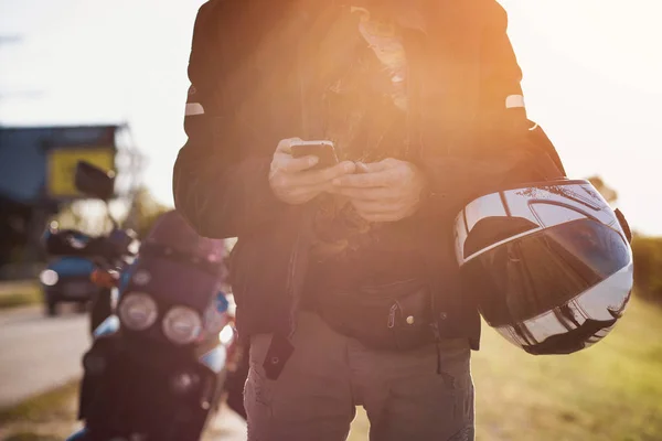 Onun smartphone kullanarak bisikletçileri el görünümü kapatın — Stok fotoğraf