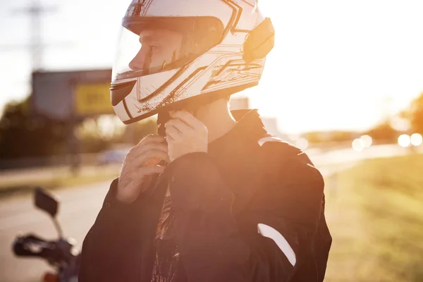 Usando um capacete — Fotografia de Stock