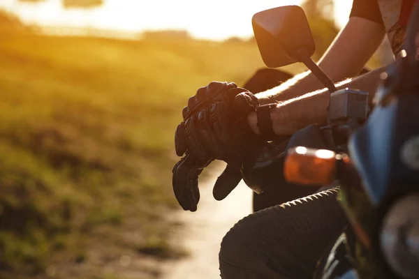 Close-up vista sobre os motociclistas mãos em luvas de couro — Fotografia de Stock