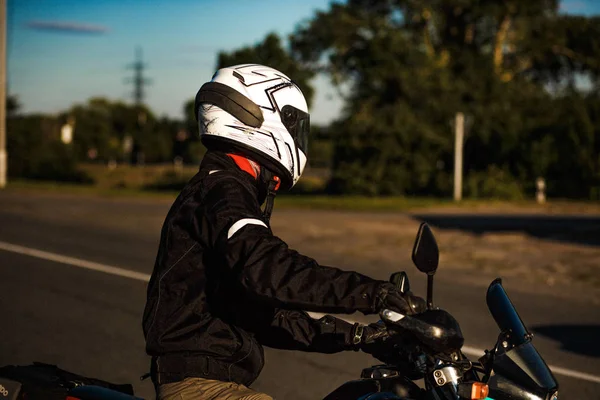 Acercamiento de un motociclista en el casco — Foto de Stock