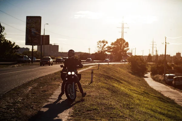 A biker driving a bike in the road. — Stock Photo, Image