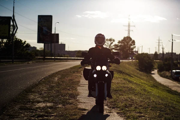 Yolun ortasında bir bisiklet sürüş bir motorcu. — Stok fotoğraf