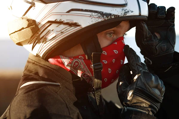 Man in de helm dragen rode bandana — Stockfoto