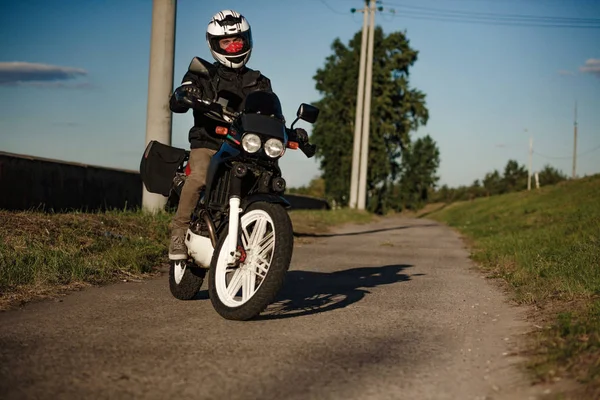 Vista lateral de um motociclista na moto . — Fotografia de Stock