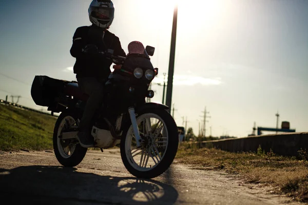 Seitenansicht eines Motorradfahrers. — Stockfoto