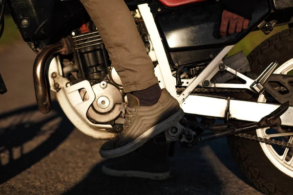 Vista cercana de las piernas en zapatos en una moto —  Fotos de Stock