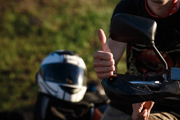 Vista close-up em uma mão de motociclistas mostrando o sinal ok — Fotografia de Stock