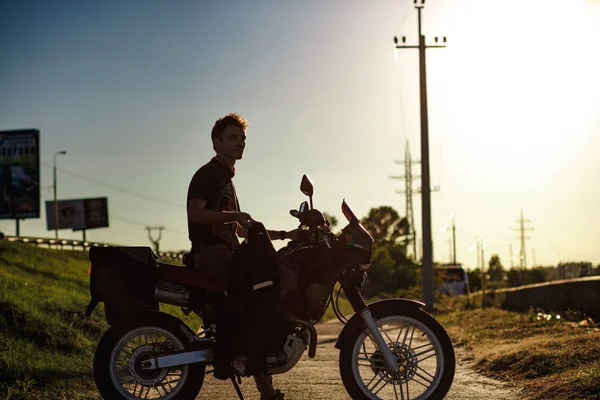 Un motard sur le vélo agitant hos veste — Photo