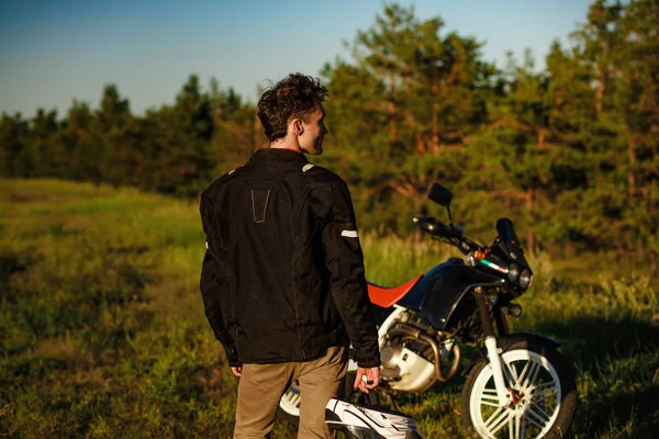 Costas de um motociclista em jaqueta de couro preto — Fotografia de Stock