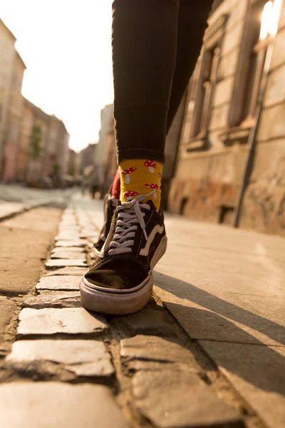 Stedelijke jong meisje lopen in de straat — Stockfoto