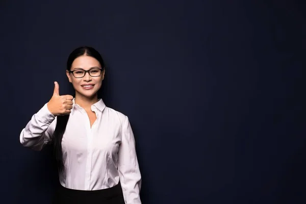 Joyeux sourire belle jeune femme d'affaires — Photo