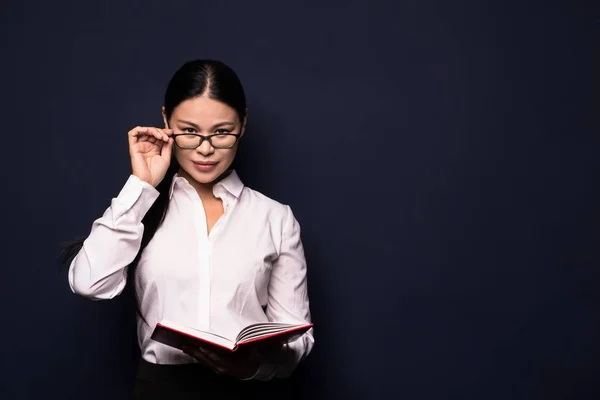 Femme d'affaires avec un cahier — Photo